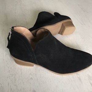 Reaction Kenneth Cole ankle booties